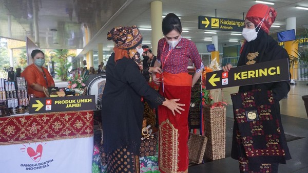 Salah satu kain khas lokal produk unggulan dari Kota Jambi dan daerah lainnya ialah kain sulam emas pengantin_seperti yang dikenakan oleh pramugari Lion Air: Dinda Claudya. Terbuat dari beludru warna merah yang akan lebih mewah karena dihiasi dengan sulaman benang emas dan pemakaian perhiasan sebagai pelengkapnya (dok Lion Air Group) Salah satu kain khas lokal produk unggulan dari Kota Jambi dan daerah lainnya ialah kain sulam emas pengantin_seperti yang dikenakan oleh pramugari Lion Air: Dinda Claudya. Terbuat dari beludru warna merah yang akan lebih mewah karena dihiasi dengan sulaman benang emas dan pemakaian perhiasan sebagai pelengkapnya (dok Lion Air Group)