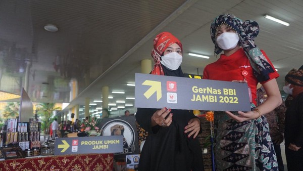 Pramugari Wings Air: Elsy Erintyasari mengenakan kain khas untuk *tengkuluk* sebagai kain penutup kepala kaum perempuan khas Jambi yang dikenakan secara tradisional dipadukan kain bawahan motif aksara incung Kerinci (dok Lion Air Group) Pramugari Wings Air: Elsy Erintyasari mengenakan kain khas untuk *tengkuluk* sebagai kain penutup kepala kaum perempuan khas Jambi yang dikenakan secara tradisional dipadukan kain bawahan motif aksara incung Kerinci (dok Lion Air Group)