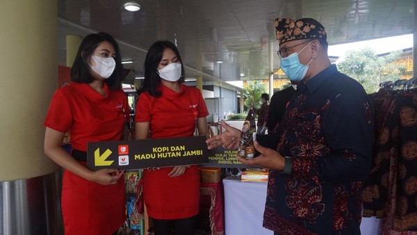 Oleh-oleh khas Jambi yang bisa ditenteng, kopi, aneka olahan pisang pedalaman Jambi (kripik, selai, dodol) serta madu hutan Jambi. Mayoritas berasal dari Sorolangun, Kerinci, Muaro jambi, Tanjung Jabung Barat (dok Lion Air Group) Oleh-oleh khas Jambi yang bisa ditenteng, kopi, aneka olahan pisang pedalaman Jambi (kripik, selai, dodol) serta madu hutan Jambi. Mayoritas berasal dari Sorolangun, Kerinci, Muaro jambi, Tanjung Jabung Barat (dok Lion Air Group)