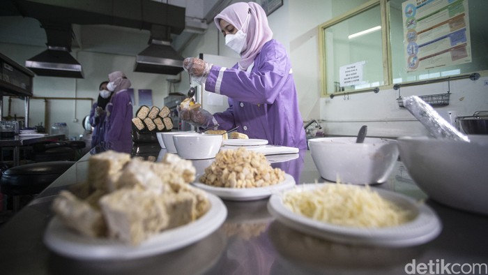Sejumlah mahasiswa membuat produk olahan tempe di Universitas SAHID, Jakarta, Rabu (19/1/2022). Universitas Sahid menghadirkan produk olahan tempe dalam rangka memeriahkan Pameran Virtual Musyawarah Guru Bimbingan Konseling (MGBK) DKI Jakarta yang berlangsung dari tanggal 17-21 Januari 2022. Acara ini diikuti lebih dari 40.000 anak sekolah se-JABODETABEK.