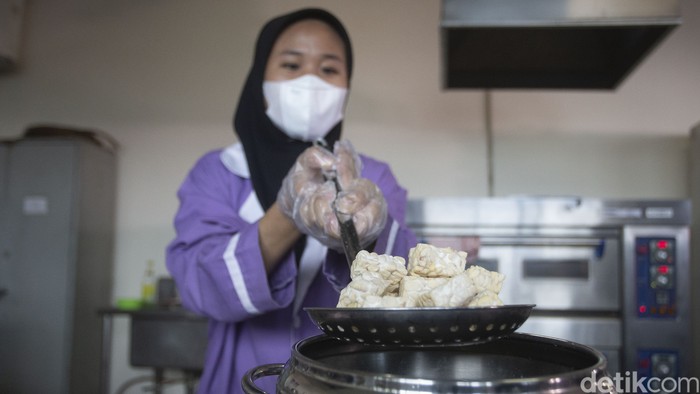 Produk olahan tempe Sejumlah mahasiswa membuat produk olahan tempe di Universitas SAHID, Jakarta, Rabu (19/1/2022). Universitas Sahid menghadirkan produk olahan tempe dalam rangka memeriahkan Pameran Virtual Musyawarah Guru Bimbingan Konseling (MGBK) DKI Jakarta yang berlangsung dari tanggal 17-21 Januari 2022. Acara ini diikuti lebih dari 40.000 anak sekolah se-JABODETABEK.