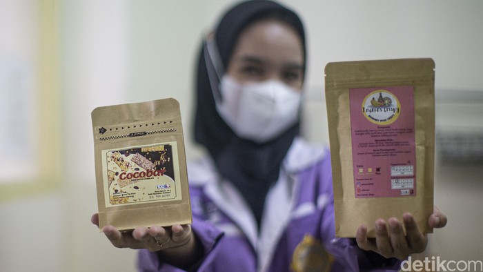Sejumlah mahasiswa membuat produk olahan tempe di Universitas SAHID, Jakarta, Rabu (19/1/2022). Universitas Sahid menghadirkan produk olahan tempe dalam rangka memeriahkan Pameran Virtual Musyawarah Guru Bimbingan Konseling (MGBK) DKI Jakarta yang berlangsung dari tanggal 17-21 Januari 2022. Acara ini diikuti lebih dari 40.000 anak sekolah se-JABODETABEK.