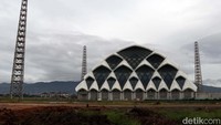 Seperti diketahui, saat ini pembangunan masjid ini masuk proses finishing. Fisik bangunan utama sudah berdiri kokoh.