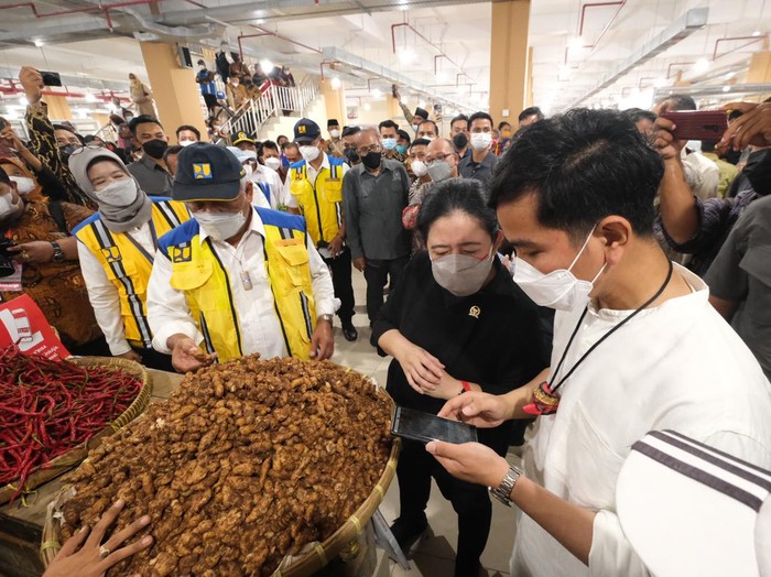 Puan Maharani blusukan di Pasar Legi Solo, Kamis (20/1/2022).