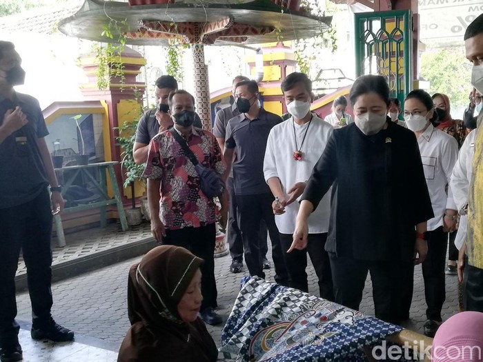 Puan Maharani dan Gibran Rakabuming Raka di Kampung Batik Laweyan, Solo, Kamis (20/1/2022).