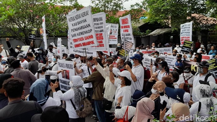Puluhan orang demo di depan kantor sebuah koperasi di Bogor.
