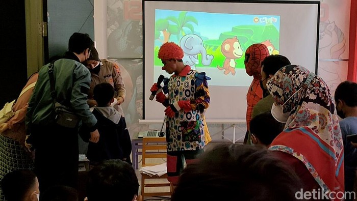 Beragam cara dilakukan agar anak-anak mau divaksin COVID-19. Di Garut, badut hingga play station disediakan untuk menarik antusias anak-anak agar mau divaksin.