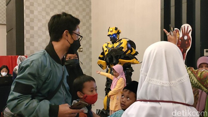 Beragam cara dilakukan agar anak-anak mau divaksin COVID-19. Di Garut, badut hingga play station disediakan untuk menarik antusias anak-anak agar mau divaksin.