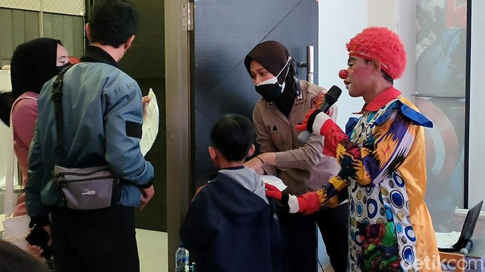 Beragam cara dilakukan agar anak-anak mau divaksin COVID-19. Di Garut, badut hingga play station disediakan untuk menarik antusias anak-anak agar mau divaksin.