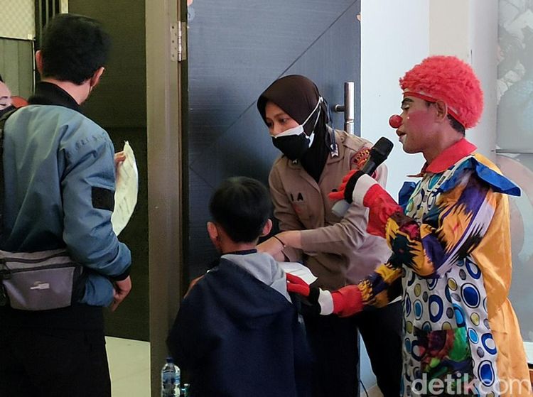 Asyik! Vaksin Anak di Sini Bisa Foto Bareng Badut-Main PS