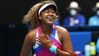 Naomi Osaka dari Jepang bereaksi selama pertandingan putaran pertamanya melawan Camila Osorio dari Kolombia di kejuaraan tenis Australia Terbuka di Melbourne, Australia, Senin, (17/1/2022). (AP Photo/Hamish Blair)