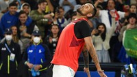 Reaksi Nick Kyrgios dari Australia usai mengalahkan Liam Broady dari Inggris dalam pertandingan babak pertama kejuaraan tenis Australia Terbuka di Melbourne, Australia, Selasa, (18/1/2022). (AP Photo/Andy Brownbill)