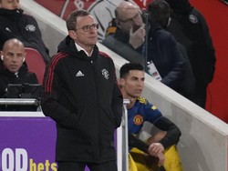 Beberapa kali Ronaldo tersorot kamera seolah mempertanyakan keputusan Rangnick menggantinya dengan Maguire. Saat diganti, MU sendiri sudah unggul 2-0 atas Brentford. (Foto: Matt Dunham/AP)