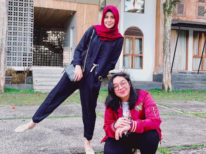 Risty Tagor dengan penampilan menggunakan celana panjang.