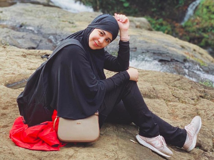 Risty Tagor Risty Tagor dengan penampilan menggunakan celana panjang.