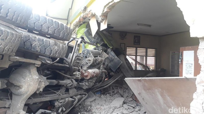 Sebuah truk tronton bermuatan pasir menyeruduk bangunan SDN Cibeureum 4 di Desa Cibeureum Kulon, Kecamatan Cimalaka, Kabupaten Sumedang.