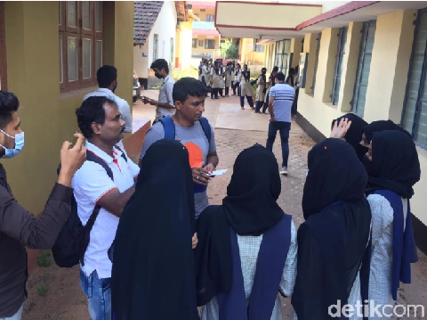 Sejumlah wartawan yang menyoroti kasus mahasiwi tidak boleh masuk kelas karena memakai hijab.