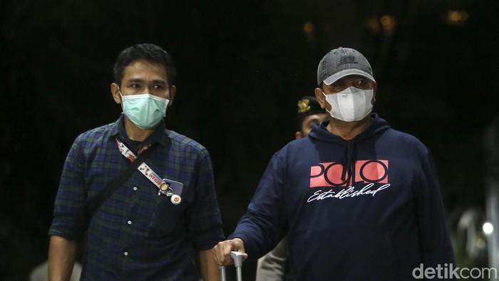 Iskandar Perangin Angin yang sempat buron akhirnya ditangkap KPK. Iskandar adalah kakak kandung Bupati Langkat Terbit Rencana Perangin Angin.