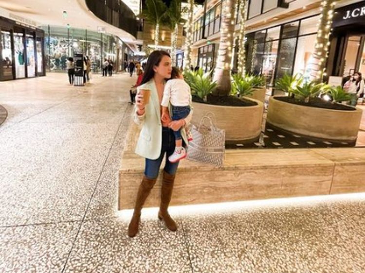 Gaya Keren Shandy Aulia Saat Ngopi di Amerika dan Makan Hot Pot