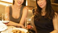Fotonya bersama sang sahabat dibagikan oleh Shandy. Mereka tampak menikmati lezatnya pasta dan segelas wine. Foto: Instagram @shandyaulia