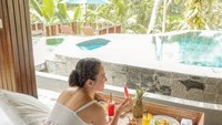 Ia sempat tinggal beberapa waktu di sebuah resort yang ada di Bali. Shandy menikmati beragam menu sarapan yag enak. Foto: Instagram @shandyaulia