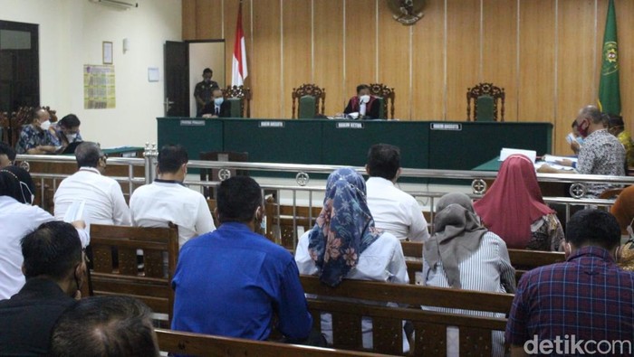 Sidang praperadilan MSAT, anak kiai di Jombang yang menjadi tersangka pencabulan santriwati, berlangsung hanya 47 menit. Pada sidang perdana ini, pengacara tersangka menyampaikan 7 permohonan kepada hakim praperadilan.