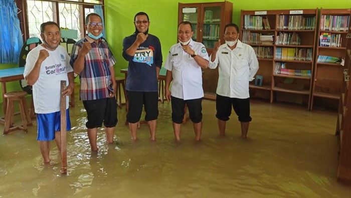 Suasana sekolah yang kebanjiran