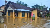 Intensitas hujan yang tinggi serta meluapnya Sungai Mrisen menyebabkan ratusan rumah terendam banjir.
