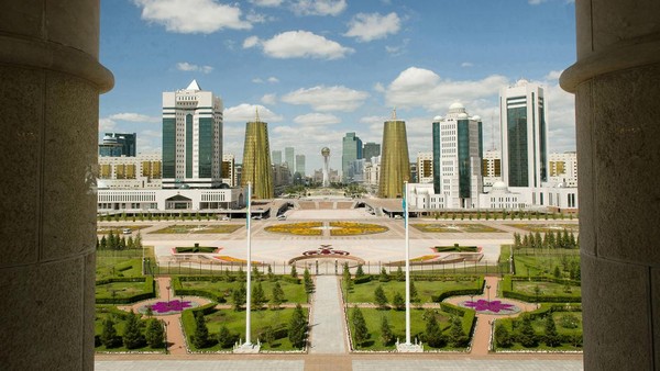 Selanjutnya ada Kazakhstan yang memindahkan ibu kotanya dari Almaty ke Astana yang telah berganti nama menjadi Nursultan, sebagai bentuk penghargaan terhadap mantan presiden Nursultan Nazarbayev. Pergantian pusat Kazakhstan dari kota lama, Almaty ini dilakukan karena lokasinya yang lebih mudah diakses untuk Rusia dan rendahnya peluang gempa bumi merupakan beberapa alasan pemindahan ibu kota ini. Leon Neal-Pool/Getty Images. Â Selanjutnya ada Kazakhstan yang memindahkan ibu kotanya dari Almaty ke Astana yang telah berganti nama menjadi Nursultan, sebagai bentuk penghargaan terhadap mantan presiden Nursultan Nazarbayev. Pergantian pusat Kazakhstan dari kota lama, Almaty ini dilakukan karena lokasinya yang lebih mudah diakses untuk Rusia dan rendahnya peluang gempa bumi merupakan beberapa alasan pemindahan ibu kota ini. Leon Neal-Pool/Getty Images. Â