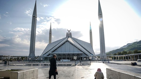 Pakistan memutuskan memindahkan ibu kotanya dari Karachi ke Islamabad berdasarkan pertimbangan mencari kota yang bisa merepresentasikan keberagaman bangsanya. Selain itu akses yang mudah, serta terpisah dari aktivitas ibu kota sebelumnya, Karachi. Islamabad merupakan kota yang bersih, luas dan memiliki banyak ruang hijau dibandingkan dengan kota-kota lainnya di Pakistan. Danial Shah/Getty Images. Pakistan memutuskan memindahkan ibu kotanya dari Karachi ke Islamabad berdasarkan pertimbangan mencari kota yang bisa merepresentasikan keberagaman bangsanya. Selain itu akses yang mudah, serta terpisah dari aktivitas ibu kota sebelumnya, Karachi. Islamabad merupakan kota yang bersih, luas dan memiliki banyak ruang hijau dibandingkan dengan kota-kota lainnya di Pakistan. Danial Shah/Getty Images.