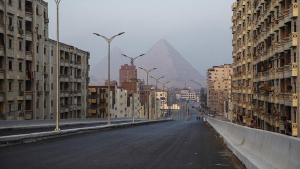 Mesir membangun ibu kota yang dikabarkan memakan total biaya sebesar 58 triliun dolar. Akhir Desember lalu pejabat pemerintah sudah mulai melakukan rapat kabinet di New Cairo yang letaknya sekitar 35 km arah timur dari Kairo lama. Tujuan dibangunnya ibu kota baru ini adalah untuk memperkuat potensi ekonomi negara, dengan adanya tempat-tempat baru untuk hidup, kerja dan dikunjungi. AP Photo/Nariman El-Mofty. Mesir membangun ibu kota yang dikabarkan memakan total biaya sebesar 58 triliun dolar. Akhir Desember lalu pejabat pemerintah sudah mulai melakukan rapat kabinet di New Cairo yang letaknya sekitar 35 km arah timur dari Kairo lama. Tujuan dibangunnya ibu kota baru ini adalah untuk memperkuat potensi ekonomi negara, dengan adanya tempat-tempat baru untuk hidup, kerja dan dikunjungi. AP Photo/Nariman El-Mofty.