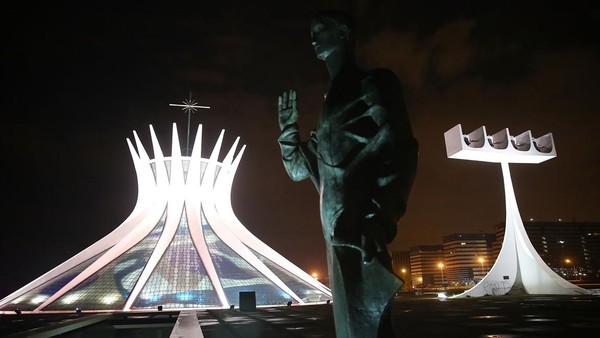 Brasilia juga sengaja dibangun untuk menjadi ibu kota Brasil, menggantikan Rio de Janeiro. Berbeda dengan Rio de Janeiro yang lebih padat, Brasilia dibangun dengan lebih tertata, di mana bagian-bagian kota dialokasikan untuk kepentingan yang berbeda-beda. Mario Tama/Getty Images. Brasilia juga sengaja dibangun untuk menjadi ibu kota Brasil, menggantikan Rio de Janeiro. Berbeda dengan Rio de Janeiro yang lebih padat, Brasilia dibangun dengan lebih tertata, di mana bagian-bagian kota dialokasikan untuk kepentingan yang berbeda-beda. Mario Tama/Getty Images.