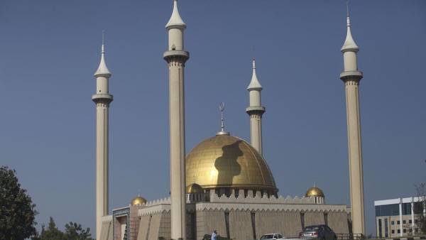 Terakhir ada Nigeria yang memindahkan ibu kotanya dari Lagos ke Abuja. Abuja, ibu kota Nigeria sengaja dibangun karena lokasinya yang lebih sentral dan memiliki akses yang mudah dibandingkan Lagos. Selain itu, kota tersebut juga memiliki lahan yang memadai untuk dikembangkan. Abuja merupakan salah satu kota dengan pertumbuhan penduduk yang cukup pesat. Kota ini juga dibangun dengan tujuan untuk menyatukan suku, agama dan etnis yang berbeda di Nigeria. AP Photos/Sunday Alamba. Terakhir ada Nigeria yang memindahkan ibu kotanya dari Lagos ke Abuja. Abuja, ibu kota Nigeria sengaja dibangun karena lokasinya yang lebih sentral dan memiliki akses yang mudah dibandingkan Lagos. Selain itu, kota tersebut juga memiliki lahan yang memadai untuk dikembangkan. Abuja merupakan salah satu kota dengan pertumbuhan penduduk yang cukup pesat. Kota ini juga dibangun dengan tujuan untuk menyatukan suku, agama dan etnis yang berbeda di Nigeria. AP Photos/Sunday Alamba.