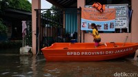 Perahu juga disiagakan di pos RW 03 dekat RPTRA Alur Kemuning.