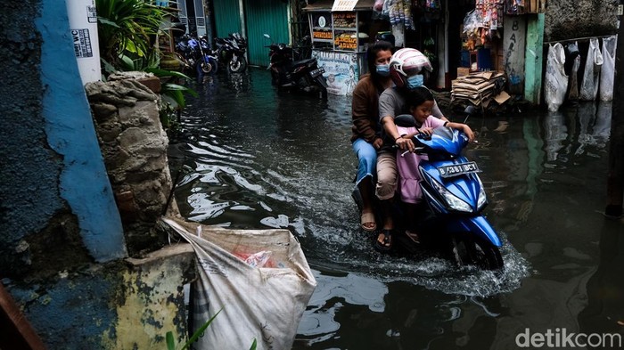 Banjir masih melanda RW 02 di Tegal Alur, Kalideres, Jakbar, hari ini. Ketinggian air mencapai sekitar 40 cm, Kamis, (20/1/2022).
