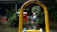 Berdasarkan keterangan Ketua RW 02 Krisdiantoro pagi ini, ada sekitar 5.000 warga terdampak banjir.