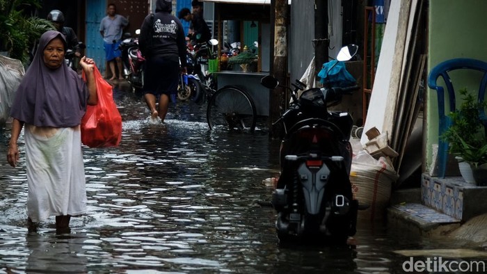 Banjir masih melanda RW 02 di Tegal Alur, Kalideres, Jakbar, hari ini. Ketinggian air mencapai sekitar 40 cm, Kamis, (20/1/2022).