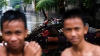 Tumpukan sampah terlihat di sekitar banjir di Tegal Alur, Jakarta Barat.