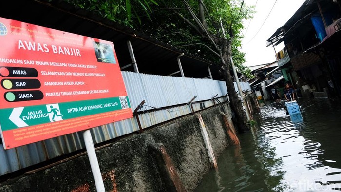Banjir masih melanda RW 02 di Tegal Alur, Kalideres, Jakbar, hari ini. Ketinggian air mencapai sekitar 40 cm, Kamis, (20/1/2022).