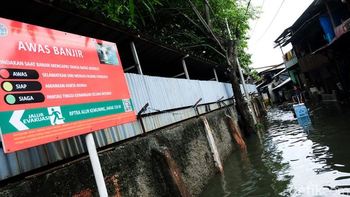 Tegal Alur Jakbar Masih Terendam Banjir Banjir masih melanda RW 02 di Tegal Alur, Kalideres, Jakbar, hari ini. Ketinggian air mencapai sekitar 40 cm, Kamis, (20/1/2022).