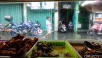 Seorang warga melintas di genangan air di Tegal Alur, Jakarta Barat.