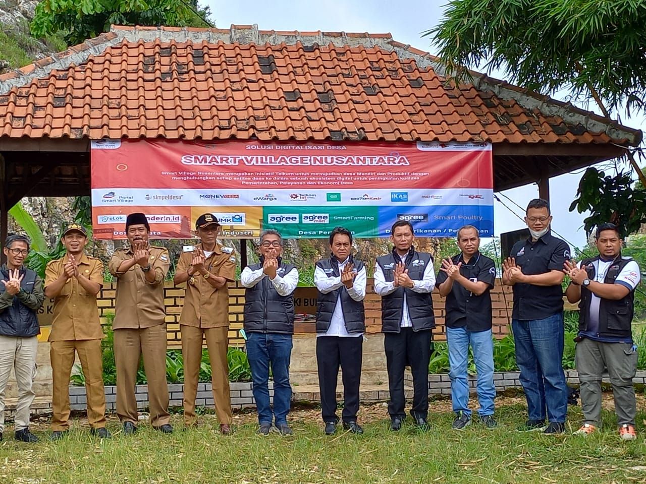 Telkom melakukan digitalisasi di Desa Gunungmasigit, Kabupaten Bandung Barat, dengan kehadiran Elektronik Loket (Elok).