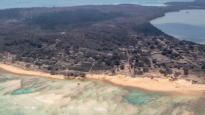 Erupsi gunung berapi bawah laut di Tonga berdampak pada terjadinya tsunami. Pasca-erupsi, negara itu tampak diselimuti abu. Berikut penampakannya.