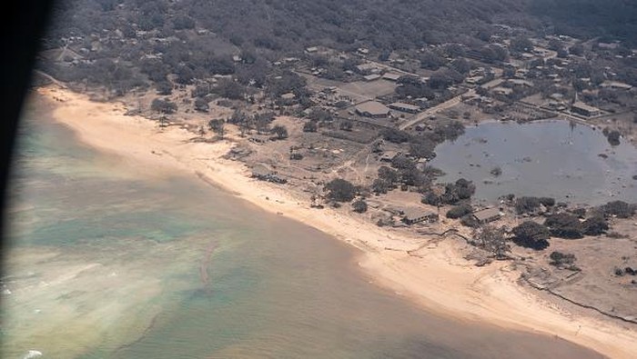 Erupsi gunung berapi bawah laut di Tonga berdampak pada terjadinya tsunami. Pasca-erupsi, negara itu tampak diselimuti abu. Berikut penampakannya.