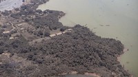 Berdasarkan foto udara yang disediakan Angkatan Pertahanan Selandia Baru, Senin (17/1/2022), kawasan Tonga tampak diselimuti abu pascaerupsi gunung api bawah laut yang memicu tsunami pada Sabtu (15/1) lalu.