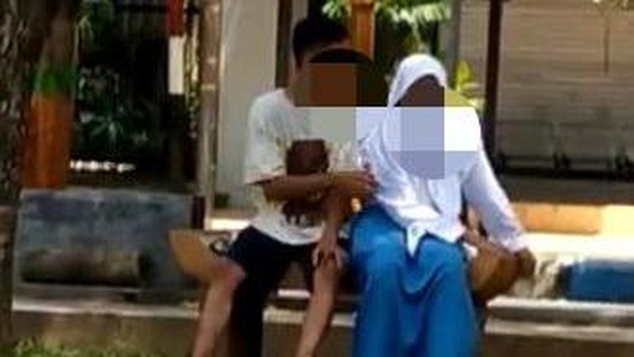 Sebuah video mesum beredar di media sosial. Lokasinya tak diketahui pasti. Namun diduga berada di sekitar alun-alun kota setempat.