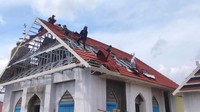 Tampak atap masjid saat ramai-ramai dibongkar warga. Sejumlah warga terlihat melepas material atap  (dokumen istimewa).