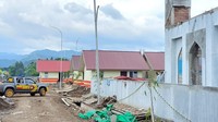 Penampakan di sekitar masjid yang lengang setelah atap masjid dan kerangkanya dicopot seluruhnya (dokumen istimewa).