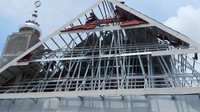 Tampak atap masjid yang porak-poranda bagai habis diguncang gempa  (dokumen istimewa).