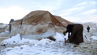 Ratusan ribu pengungsi Suriah di Libanon dan Yordania dan lainnya yang terlantar akibat perang Suriah berlindung di tenda-tenda yang dipanaskan dengan buruk, sebagian besar mengandalkan lapisan selimut agar tetap hangat. (AP/Ghaith Alsayed)